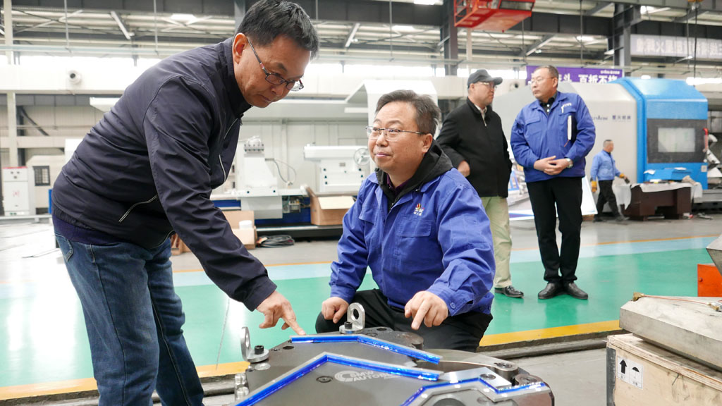 中國華能酒泉風電及中車集團領導到星火機床公司考察調研