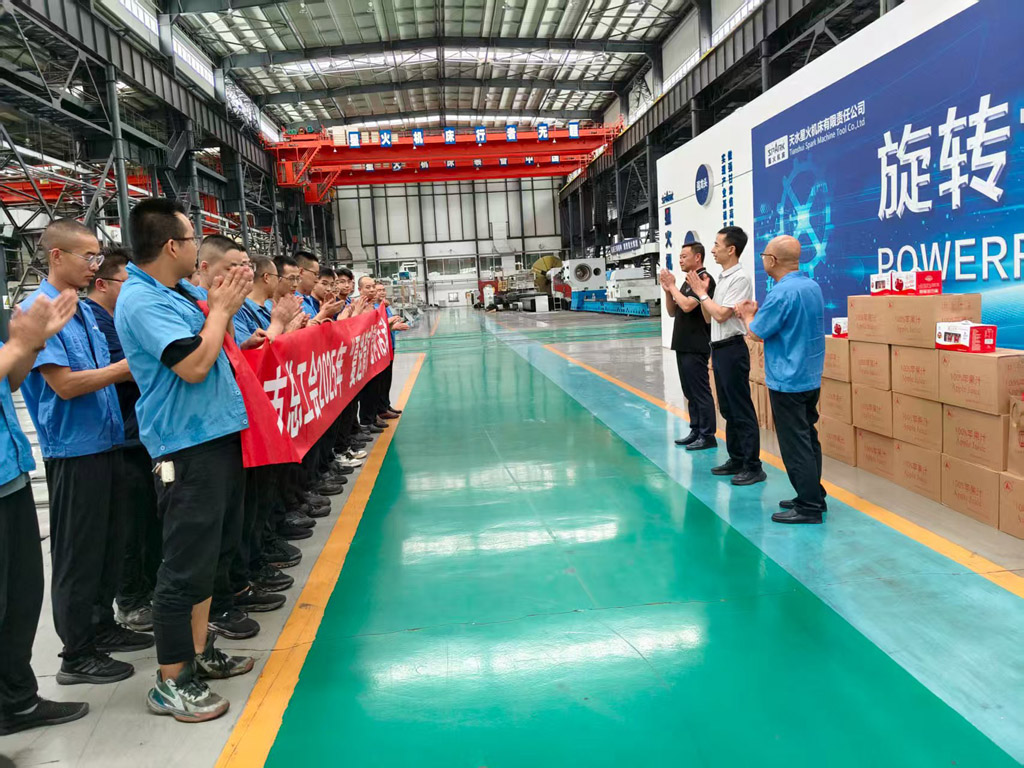 天水市總工會來甘肅星火數控公司開展“夏送清涼”慰問活動